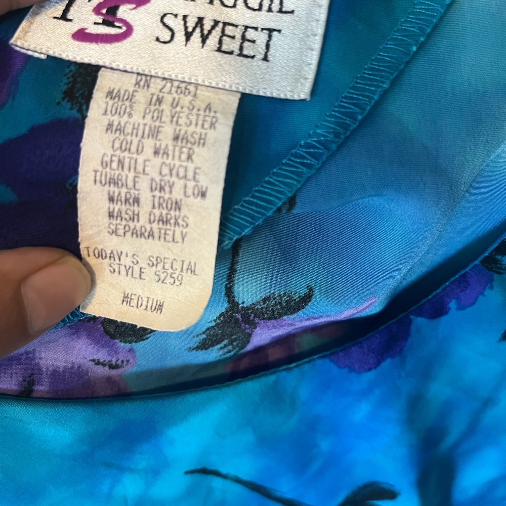 Size M (Medium) Purple and Blue Floral Short Sleeve Blouse - Picture 4 of 5